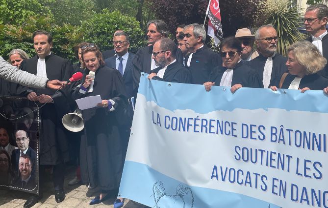 (75) Au rassemblement des barreaux à Paris en soutien à la contestation tunisienne,  « les avocats ne se laissent pas intimider »